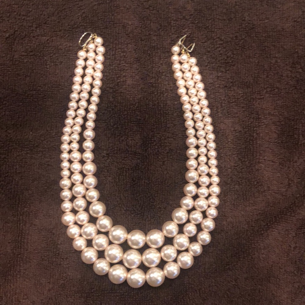 Beautiful women’s faux pearl 3 strand cocktail neckless